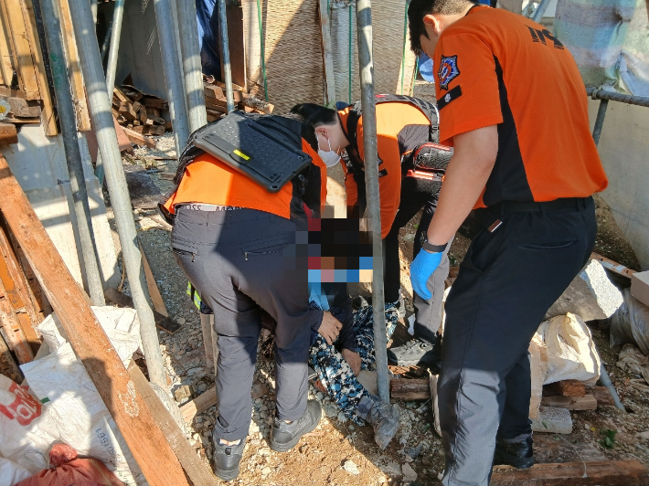 지난 19일 전북 덕진구 덕진동의 한 주택 신축공사장에서 작업 중인 A(60대)씨가 3m 아래로 추락했다. 전북소방본부 제공