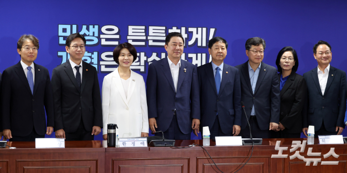 20일 서울 여의도 국회 의원회관에서 열린 새정부 경제성장전략 당정협의에서 더불어민주당 김병기 원내대표, 한정애 정책위의장, 구윤철 경제부총리 겸 기획재정부 장관, 배경훈 과학기술정보통신부 장관 등 참석자들이 기념촬영을 하고 있다. 윤창원 기자