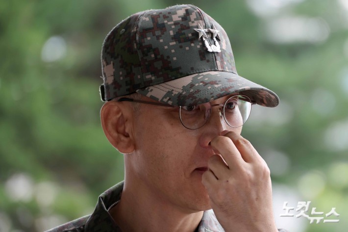 코 만지는 김용대 드론작전사령관