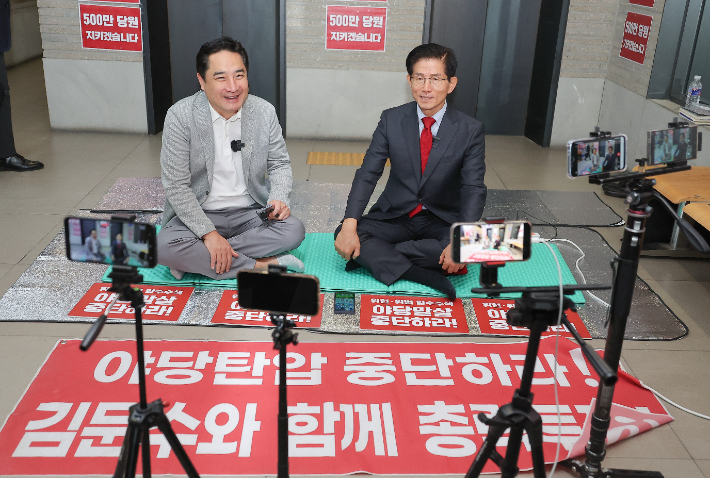 김건희특검의 국민의힘 중앙당사 압수수색에 반대하며 당사 현관에 8일째 농성을 이어가는 김문수 당 대표 후보가 20일 강용석 변호사의 유튜브에 출연해 인터뷰를 하고 있다. 연합뉴스