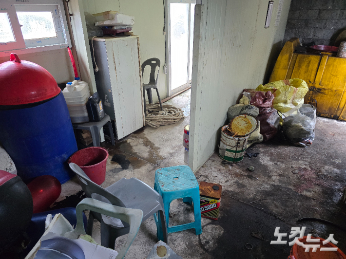제주시 현사포구 폐유보관시설. 시설 노후화로 내부에 빗물이 새 바닥이 젖고 있다. 이창준 기자 