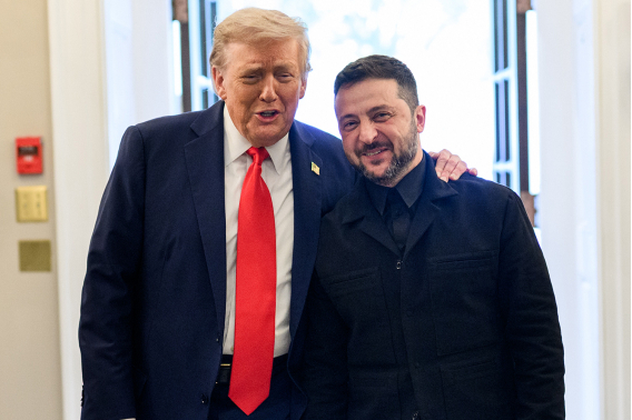 18일(현지시간) 도널드 트럼프 대통령과 볼로디미르 젤레스키 우크라이나 대통령이 18일(현지시간) 미국 워싱턴DC 백악관에서 만나 인사하고 있다. 연합뉴스