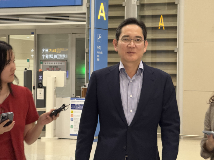 지난 15일 새벽 이재용 삼성전자 회장이 약 2주간의 미국 출장을 마치고 인천국제공항을 통해 입국하고 있다. 연합뉴스