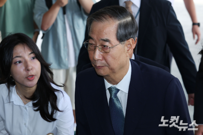 12·3 비상계엄 사태에 가담·방조한 혐의를 받는 한덕수 전 국무총리가 19일 오전 서울 서초구 서울고등검찰청에 마련된 조은석 내란특별검사팀에 피의자 신분으로 출석하고 있다. 류영주 기자