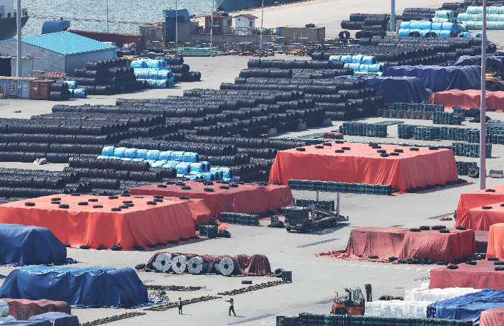 18일 경기도 평택항에 철강 제품이 쌓여 있다. 연합뉴스