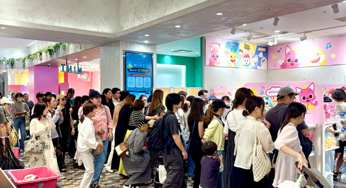 일본 도쿄 신주쿠 마루이 본관에 오픈한 '핑크퐁' 첫 단독 팝업스토어와 길게 이어진 입장 대기 행렬. 더핑크퐁컴퍼니 제공