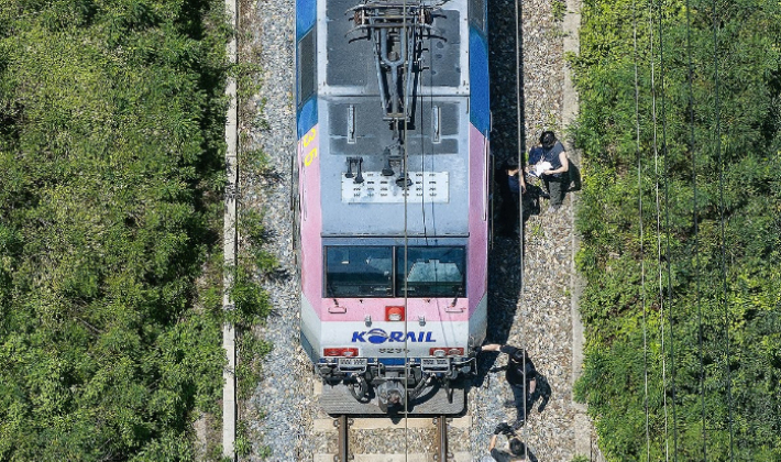 19일 경북 청도군 화양읍 삼신리 청도소싸움 경기장 인근 경부선 철로에서 경찰과 소방, 코레일 등 관계자들이 사고가 난 무궁화호 열차를 조사 하고 있다. 연합뉴스