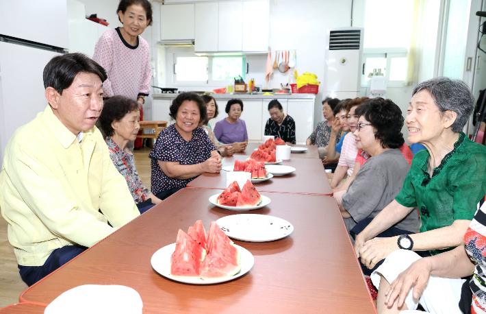 우범기 전주시장이 지난 7월 무더위쉼터를 찾아 시민들의 애로사항을 청취하고 있다. 전주시 제공