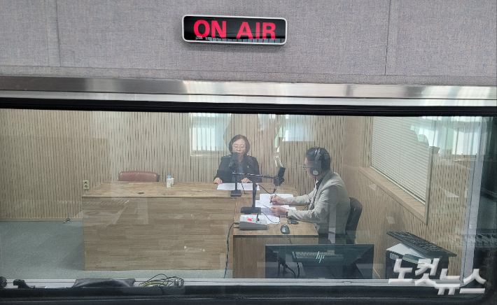 왼쪽부터 서동경 충북도 보건복지국장, 김종현 앵커. 충북CBS