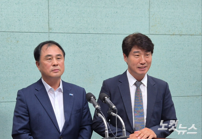 조국혁신당 김왕중 남원·임실·순창지역위원장과 양준화 완주·진안·무주·장수지역위원장(왼쪽부터)이 20일 전북도의회에서 기자회견을 하고 있다. 심동훈 기자