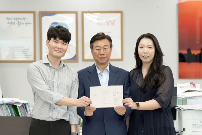 성남시 솔로몬의 선택 행사로 만나 오는 9월 결혼하게 된 예비부부 권씨와 임씨가 신상진 성남시장에게 청첩장을 전달 후 기념사진을 찍고 있다. 성남시 제공