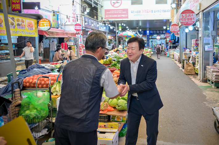 정기명 전남 여수시장은 지난 19일 서시장과 주변 시장을 방문해 민생회복 소비쿠폰 사용 실태를 점검했다. 여수시 제공