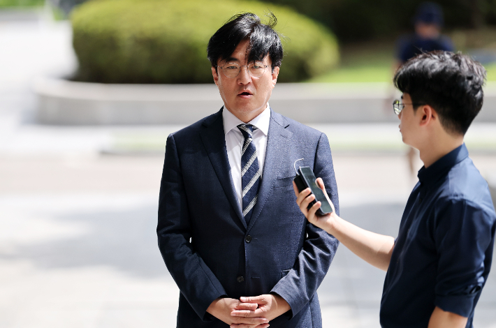 더불어민주당 김성회 의원이 참고인 신분으로 조사를 받기 위해 20일 서초구 내란 특검 사무실로 들어서며 취재진 질문에 답하고 있다. 연합뉴스