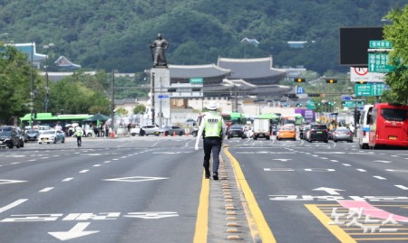 전국 민방위 훈련이 실시된 20일 오후 서울 세종대로에서 차량 이동이 통제된 가운데 긴급차량 길 터주기 훈련이 진행되고 있다.