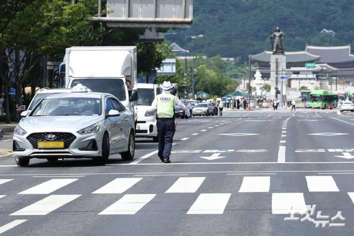 전국 민방위 훈련이 실시된 20일 오후 서울 세종대로에서 차량 이동이 통제된 가운데 긴급차량 길 터주기 훈련이 진행되고 있다.