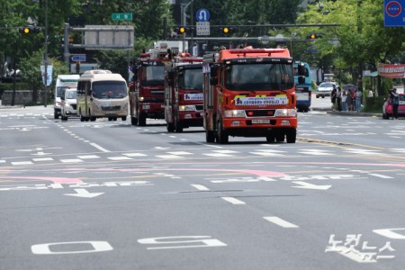 전국 민방위 훈련이 실시된 20일 오후 서울 세종대로에서 차량 이동이 통제된 가운데 긴급차량 길 터주기 훈련이 진행되고 있다.