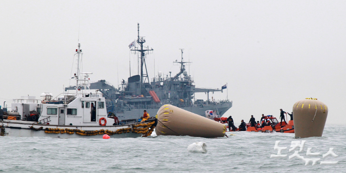 2014년 4월 18일 오후 전남 진도군 관매도 인근 해상에서 침몰한 여객선 세월호의 위치를 확인하기 위한 대형 부표가 되어있다. 윤창원 기자