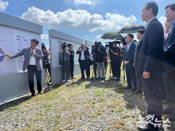 김경수 지방시대위원장과 충청권 민주당 의원들이 20일 국회 세종의사당 예정지를 찾아 행복청 관계자로부터 진행상황을 듣고 있다. 정세영 기자