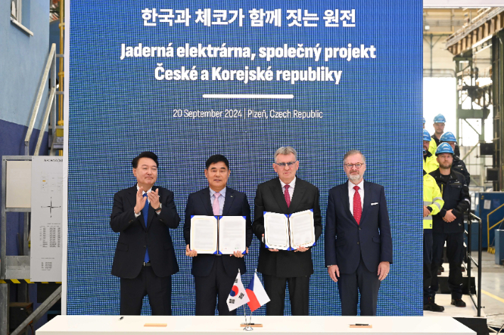 지난해 9월 20일 윤석열 당시 대통령과 페트르 피알라 체코 총리가 체코 플젠 산업단지 내 두산스코다파워 공장에서 노백식 한국원자력산업협회 상근부회장과 밀란 시노모브스키 체코 전력산업연합 회장이 기자재 공급망 구축 및 강화 MOU를 진행하는 동안 임석하고 있다. 연합뉴스