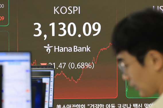20일 서울 중구 하나은행 본점에서 직원들이 증시와 환율을 모니터하고 있다. 연합뉴스