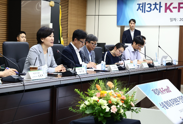 농림축산식품부 송미령 장관은 20일 서울 aT센터에서 2025년 제3차 케이-푸드 플러스(K-푸드+) 수출확대 추진본부 간담회를 개최했다. 농림축산식품부 제공