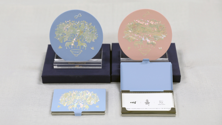 임근우 화백과 전통공예품 제작사 디자인조선이 협업해 만든 컵받침과 명함집. 강원대병원 제공