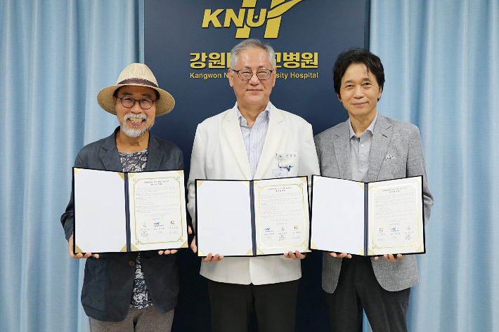 강원대학교병원은 20일 임근우 화백, 전통공예품 제작사 디자인조선과 굿즈 제작 업무협약을 맺었다. 강원대병원 제공