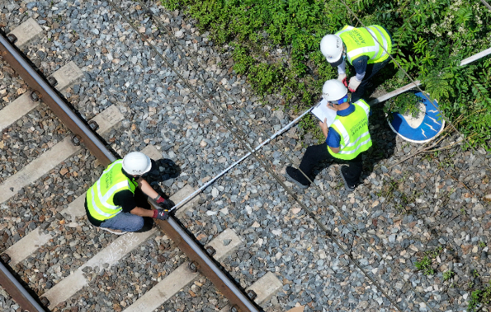 20일 경북 청도군 화양읍 삼신리 청도소싸움 경기장 인근 경부선 철로에서 전날 발생한 열차 사고에 대한 유관기관 합동 감식이 진행 중인 가운데 항공철도사고조사위원회 관계자가 침목에 '사고 지점'이라고 적힌 장소를 조사하고 있다. 연합뉴스