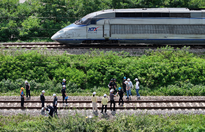 20일 경북 청도군 화양읍 삼신리 청도소싸움 경기장 인근 경부선 철로에서 전날 발생한 열차 사고에 대한 유관기관 합동 감식이 진행되고 있다. 연합뉴스