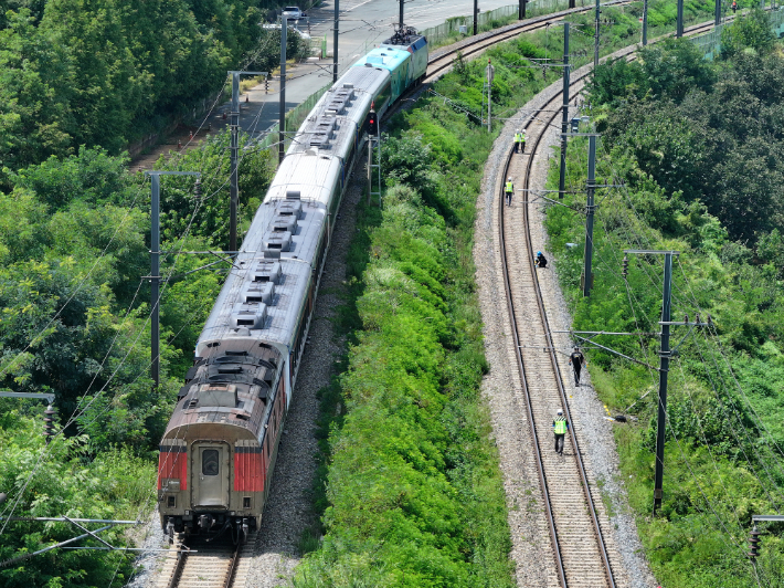 20일 경북 청도군 화양읍 삼신리 청도소싸움 경기장 인근 경부선 철로에서 전날 발생한 열차 사고에 대한 유관기관 합동 감식이 진행되고 있다. 연합뉴스
