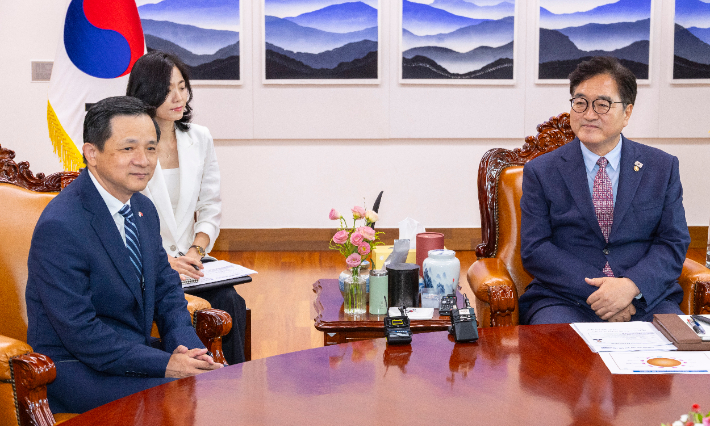 우원식 국회의장(오른쪽)이 20일 국회에서 다이빙 주한중국대사를 면담하고 있다. 연합뉴스