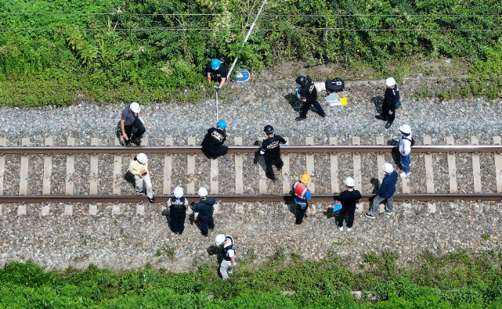 20일 경북 청도군 화양읍 삼신리 청도소싸움 경기장 인근 경부선 철로에서 전날 발생한 열차 사고에 대한 유관기관 합동 감식이 진행되고 있다. 연합뉴스