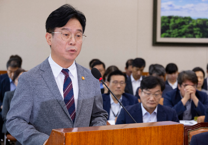 김영훈 고용노동부 장관이 20일 국회에서 열린 환경노동위원회 전체 회의에 출석해 발언하고 있다. 연합뉴스