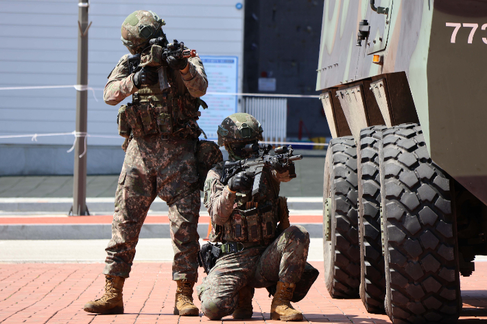 육군 35사단 예하 백마여단이 2025 UFS TIGER 연습 일환으로 남원종합스포츠타운에서 테러범들의 도주를 차단하기 위한 작전을 실시하고있다. 35사단 제공