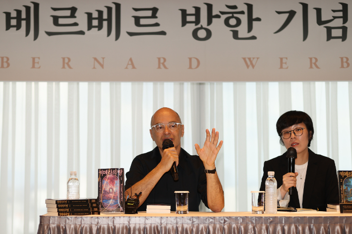 베르나르 베르베르 작가가 20일 서울 중구 앰배서더 서울 풀만 호텔에서 열린 신작 '키메라의 땅' 출간 기념 방한 기자간담회에서 신작 소설을 소개하고 있다. 연합뉴스