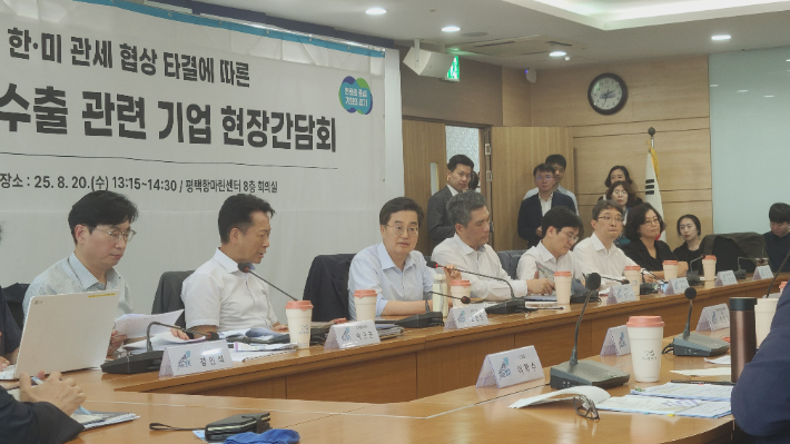 김동연 경기지사가 20일 경기 평택항 마린센터에서 열린 '자동차 기업 및 부품기업 관계자 간담회'에서 도내 자동차 부품 기업 관계자 등과 대화를 나누는 모습. 주영민 기자