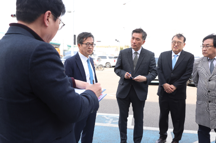 김동연 경기지사가 지난 3월 경기 평택항 마린센터에서 연 '자동차 기업 및 부품기업 관계자 간담회'를 마친 뒤 관계자들과 대화를 나누는 모습. 경기도 제공