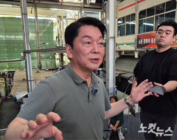 20일 안철수 후보가 대구 서문시장에서 기자들의 질문에 답하고 있다. 김세훈 기자. 