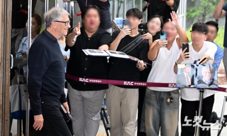 팬들 환호 받으며 입국하는 빌 게이츠