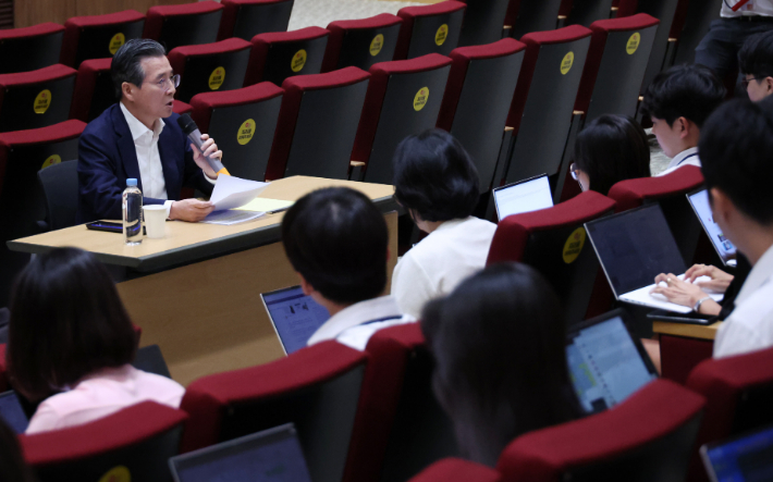 기자간담회하는 김용범 정책실장. 연합뉴스