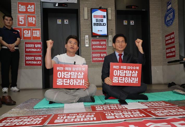 구호 외치는 김문수 후보-전한길     (서울=연합뉴스) 류영석 기자 = 한국사 강사 전한길 씨가 18일 서울 여의도 국민의힘 중앙당사에서 농성 중인 김문수 당 대표 후보와 구호를 외치고 있다. 2025.8.18     ondol@yna.co.kr (끝)   <저작권자(c) 연합뉴스, 무단 전재-재배포, AI 학습 및 활용 금지> 연합뉴스