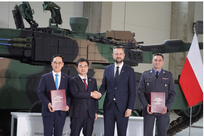 지난 1일 폴란드 글리비체에서 열린 K2전차 2차 이행 계약 서명식. 왼쪽부터 현대로템 이용배 사장, 안규백 국방부장관, 폴란드 국방장관, 아르투르 쿱텔 폴란드 군비청장. 국방부 제공