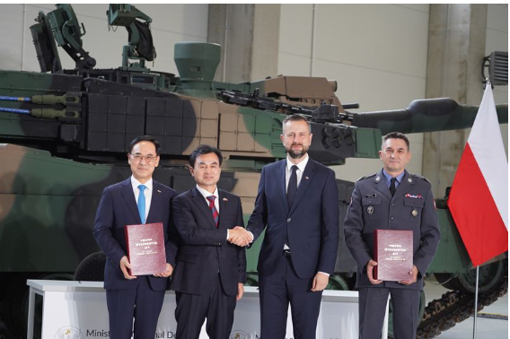 지난 1일 폴란드 글리비체에서 열린 K2전차 2차 이행 계약 서명식. 왼쪽부터 현대로템 이용배 사장, 안규백 국방부장관, 폴란드 국방장관, 아르투르 쿱텔 폴란드 군비청장. 국방부 제공