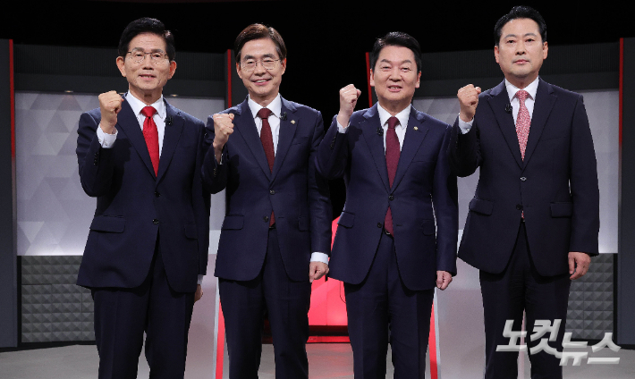 국민의힘 김문수(왼쪽부터), 조경태, 안철수, 장동혁 당대표 후보가 17일 오후 서울 여의도 KBS에서 진행된 '당대표 후보자 토론회' 에 참석해 포즈를 취하고 있다. 황진환 기자
