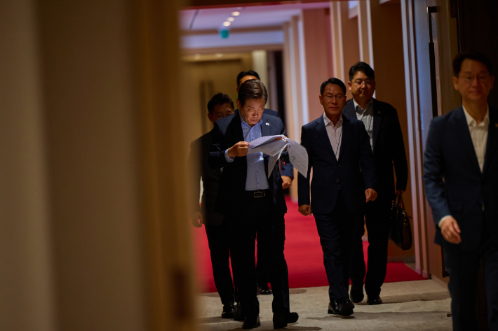 '허니문' 끝나자 신중…국정 속도조절 나선 李대통령