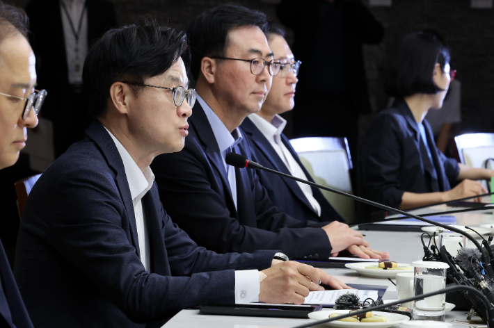 김정관 산업통상자원부 장관이 20일 서울 중구 대한상공회의소에서 열린 석유화학업계 사업재편 자율협약식에서 모두 발언을 하고 있다. 연합뉴스