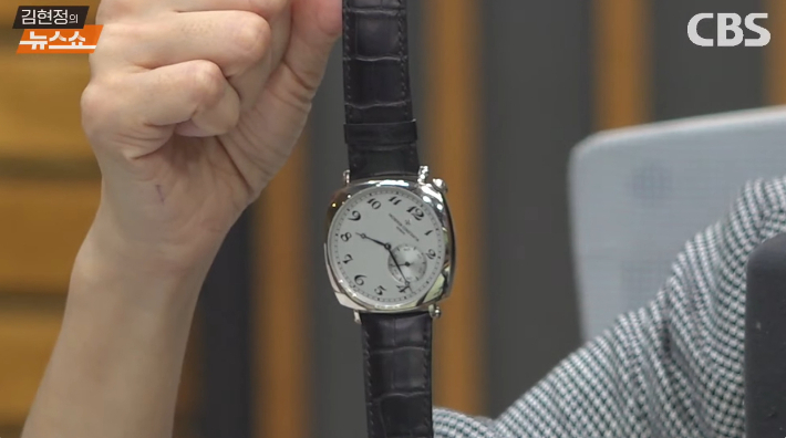 서성빈씨가 지난 14일 CBS라디오 '김현정의 뉴스쇼'에 출연해 김건희씨에게 전달한 제품과 동일한 모델의 시계를 가지고 와서 공개했다. 유튜브 'CBS 김현정의 뉴스쇼' 캡처
