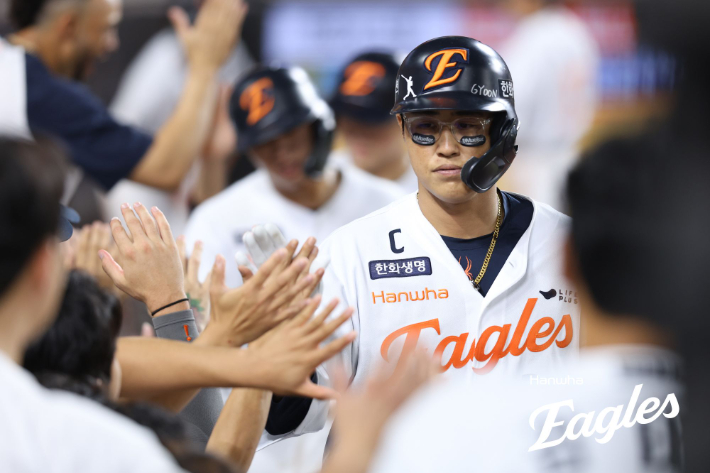 '빛바랜 전 구단 상대 홈런' 한화 채은성이 20일 두산과 홈 경기에서 시즌 19호 홈런을 날린 뒤 동료들과 하이파이브하고 있다. 한화