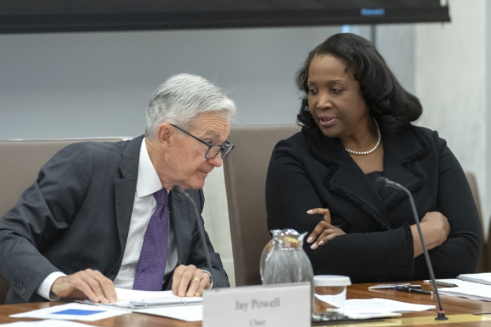 제롬 파월 미 연준 의장(왼쪽)과 리사 쿡 연준 이사. 연합뉴스