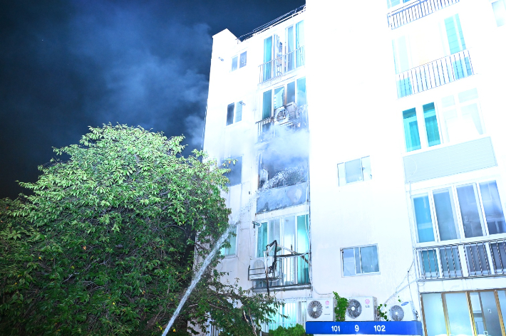 21일 오전 0시 47분쯤 대구 서구 중리동의 한 5층짜리 아파트 3층에서 불이 났다. 대구소방안전본부 제공